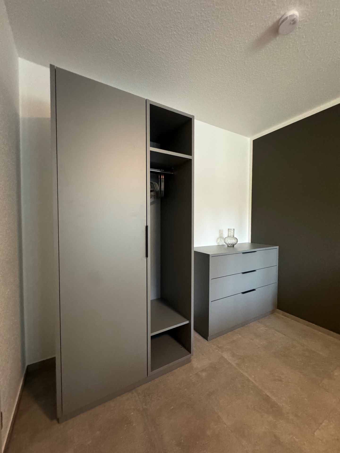 Apartment No 3 — Kleiderschrank